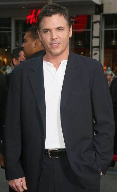 Nicholas Lea - Net Worth, Age, Height, Birthday, Bio, Wiki!