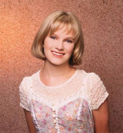 Nicholle Tom - Net Worth, Age, Height, Birthday, Bio, Wiki!