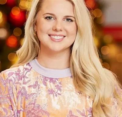 Nicole Franzel Net Worth, Age, Height, Bio, Birthday, Wiki!