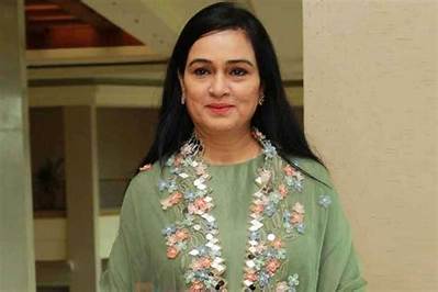 Padmini Kolhapure Net Worth, Age, Height, Bio, Birthday, Wiki!