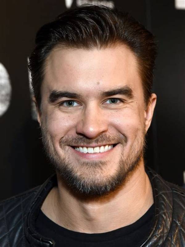 Rob Mayes Net Worth, Age, Height, Bio, Birthday, Wiki!