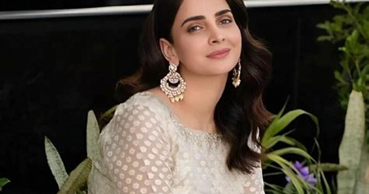 Saba Qamar - Net Worth, Age, Height, Birthday, Bio, Wiki!