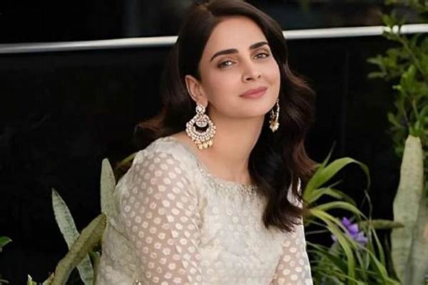 Saba Qamar - Net Worth, Age, Height, Birthday, Bio, Wiki!