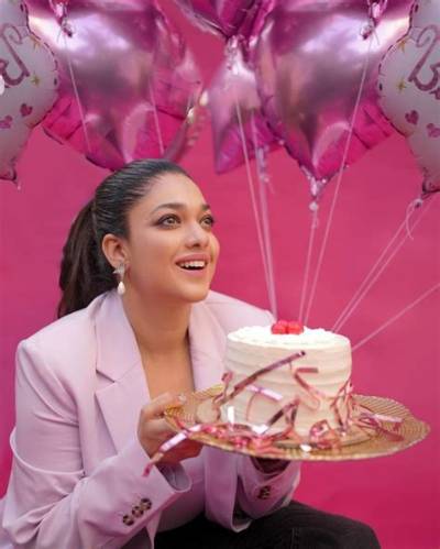Sanam Jung - Net Worth, Age, Height, Birthday, Bio, Wiki!