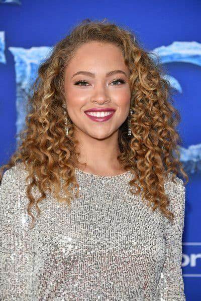 Shelby Simmons Net Worth, Age, Height, Bio, Birthday, Wiki!