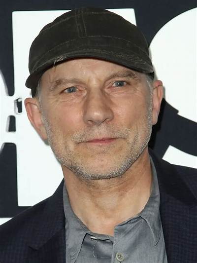 Simon Mcburney Net Worth, Age, Height, Bio, Birthday, Wiki!
