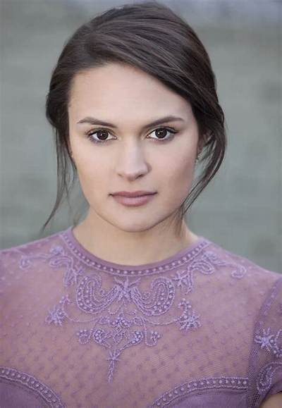 Simone Kelly Net Worth, Age, Height, Bio, Birthday, Wiki!