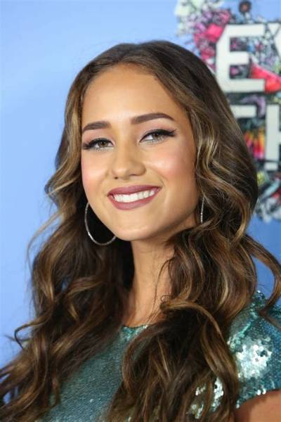 Skylar Stecker Net Worth, Age, Height, Bio, Birthday, Wiki!