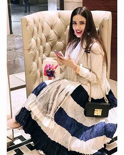 Smriti Khanna - Net Worth, Age, Height, Birthday, Bio, Wiki!