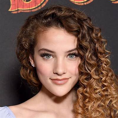 Sofie Dossi Net Worth, Age, Height, Bio, Birthday, Wiki!