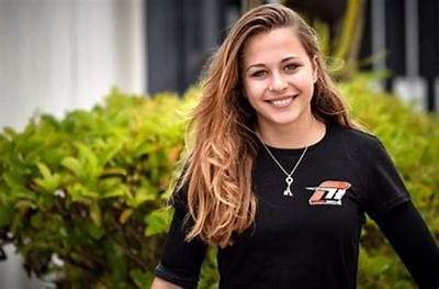 Sophia Floersch - Net Worth, Age, Height, Birthday, Bio, Wiki!