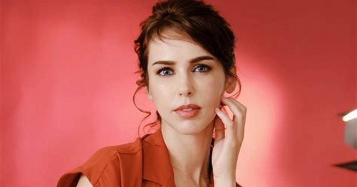 Stefanie Joosten - Net Worth, Age, Height, Birthday, Bio, Wiki!