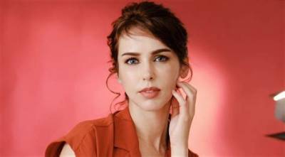 Stefanie Joosten - Net Worth, Age, Height, Birthday, Bio, Wiki!