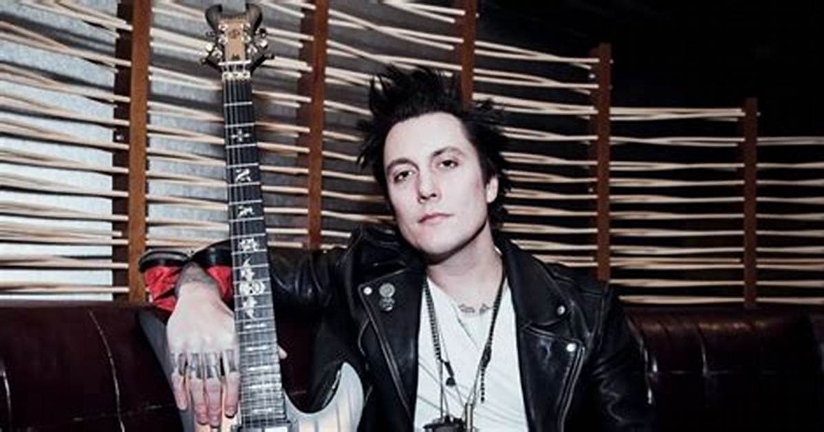 Synyster Gates Net Worth, Age, Height, Bio, Birthday, Wiki!