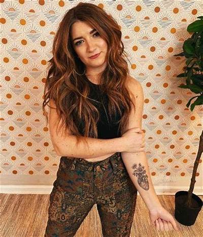 Tenille Townes Net Worth, Age, Height, Bio, Birthday, Wiki!