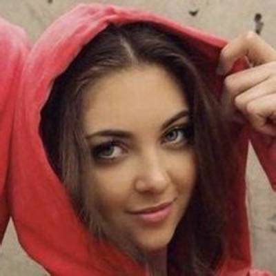 Tia Wenkman - Net Worth, Age, Height, Birthday, Bio, Wiki!