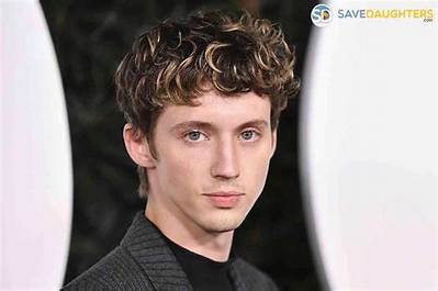 Troye Sivan Net Worth, Age, Height, Bio, Birthday, Wiki!