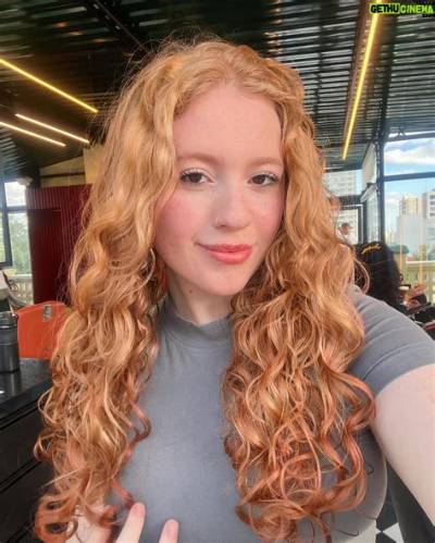 Victoria Diniz - Net Worth, Age, Height, Birthday, Bio, Wiki!