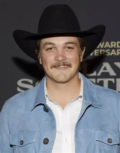 Zach Lutz - Net Worth, Age, Height, Birthday, Bio, Wiki!